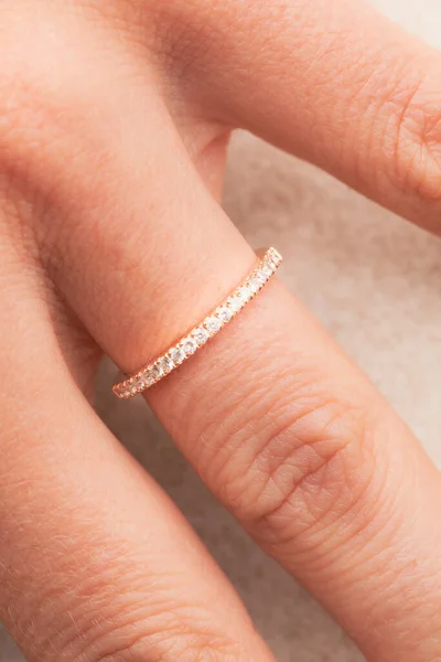 Yüzük tutan bir ele yaklaş