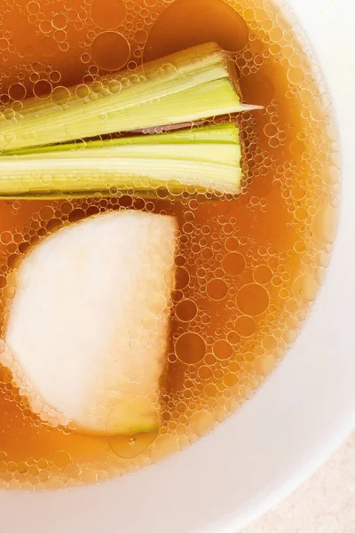 Portakal suyunun yüzeyinde yağ kabarcıkları