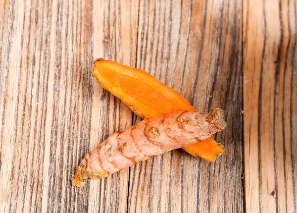 Tahta masada yarım havuç kes.