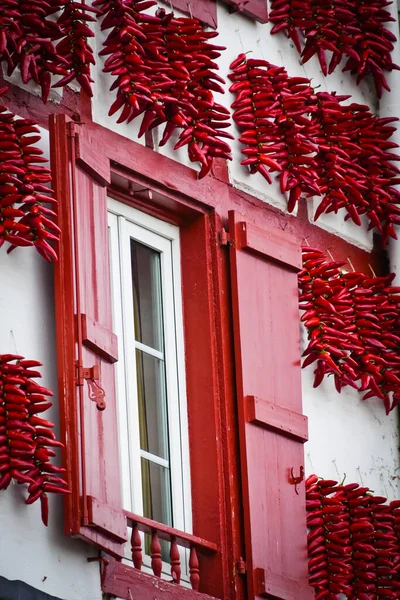 Kırmızı Espelette biberli kırmızı pencere