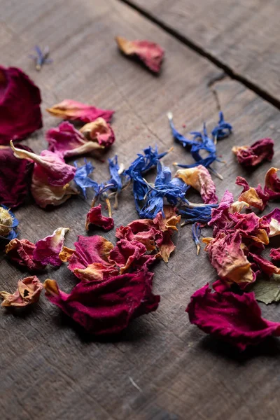 Ahşap arka planda pembe taç yaprakları