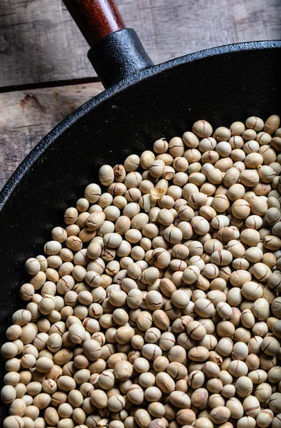 Kinako soya fasulyesi ahşap masaya yakın çekim