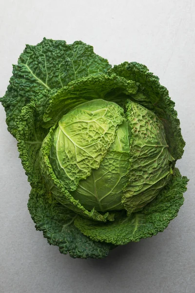 Beyaz arka planda doğal lahana dokusu ve toprak.