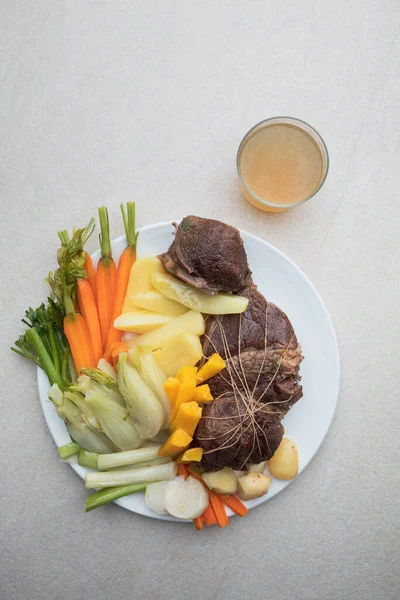 Beyaz desenli masa üzerinde ot au feu malzemeleri