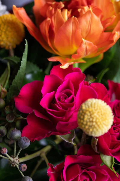  Pembe ve turuncu gül buketi