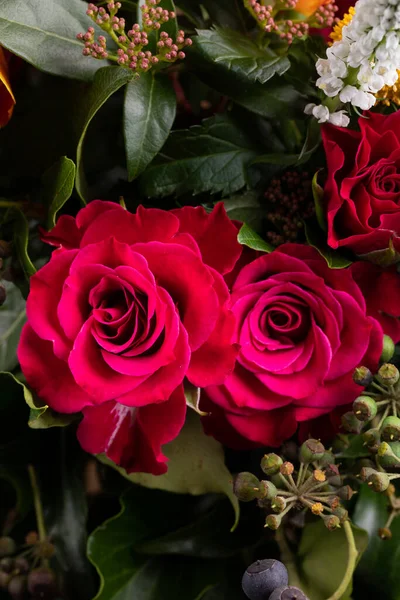  Pembe ve turuncu gül buketi