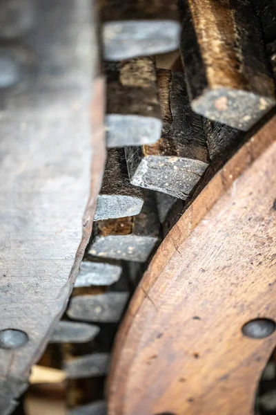 Tahta tekerlek metali yakın çekim