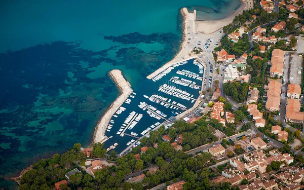 Akdeniz limanının gökyüzü manzarası