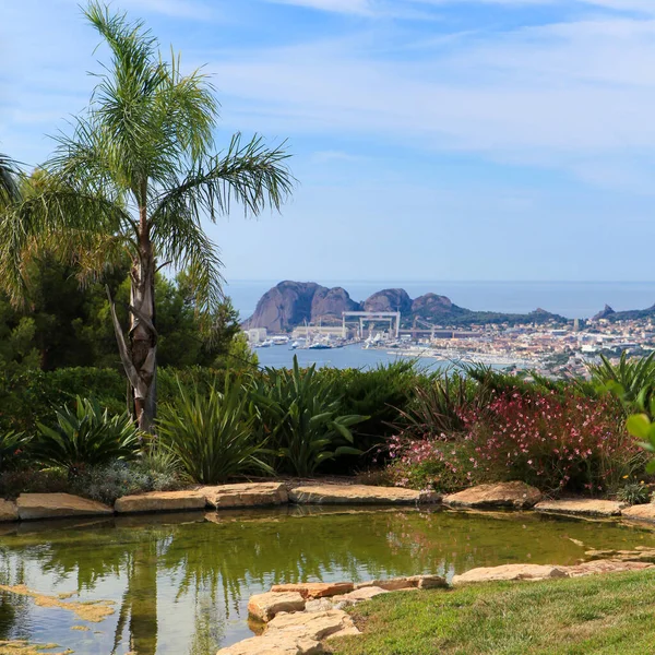 Palmiyeler, göletler ve dağlar Akdeniz manzaralı