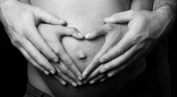 Vientre Mujer Embarazada Con Las Manos Del Corazón — Foto de Stock