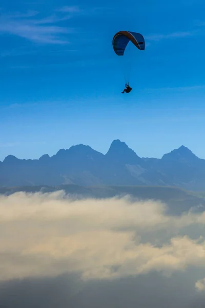 Bulutların üzerinde yürüyen adam