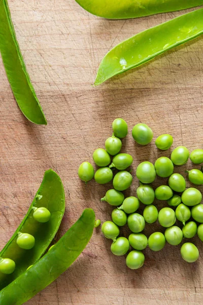 yeşil bezelyeler ahşap masaya yakın çekim