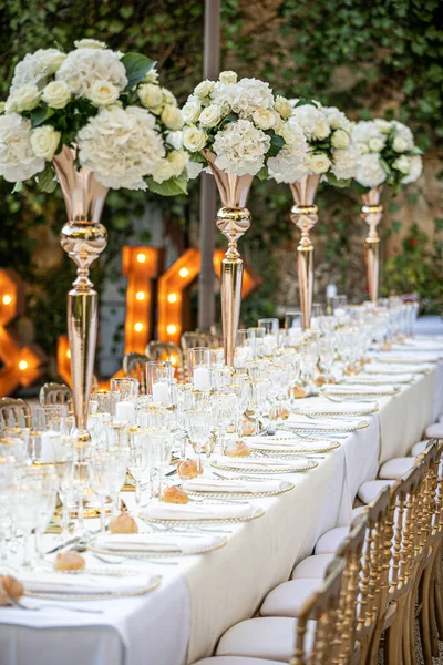 Şatafatlı düğün masası beyaz ve çiçekli.