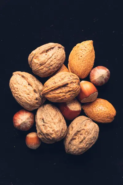 Siyah arka planda doğal fındık