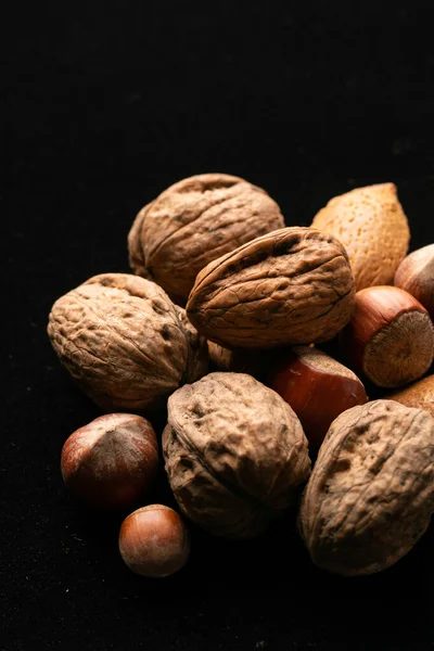Siyah arka planda doğal fındık