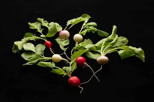 Siyah arkaplanda doğal turplar