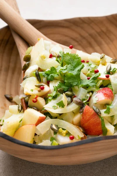 Ahşap arka planda sağlıklı elma salatası