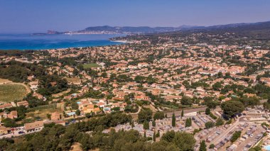 Bir şehrin panoramik manzarası, işaretçiler, var