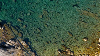 Şeffaf deniz suyunun ters görüntüsü