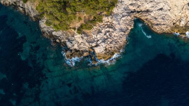 Bir adanın insansız hava aracı görüntüsü