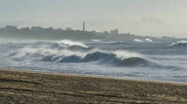Denizde dalgalar, pastel renkler