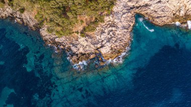Bir adanın insansız hava aracı görüntüsü