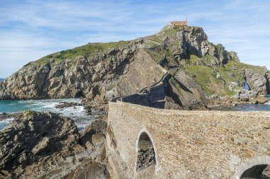 Bir adada duran ev, gaztelugatxe peyredragon, Bask parası öder.