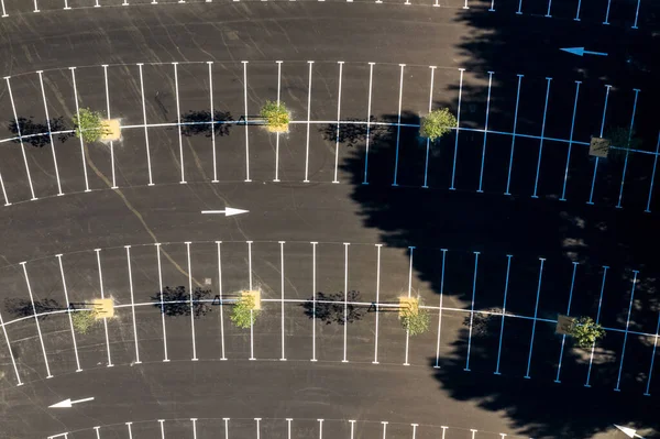 Boş bir otoparkın Drone görüntüsü