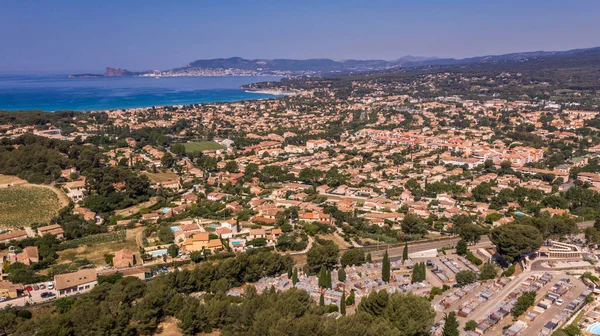 Bir şehrin panoramik manzarası, işaretçiler, var