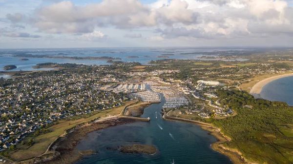 Deniz kenarındaki bir şehrin paralel drone görüntüsü, arzon, morbihan
