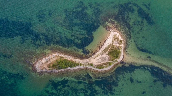 Denizin ortasındaki bir adanın drone görüntüsü