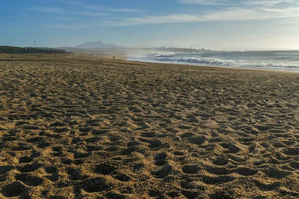 Dalgalı kumsal ve mavi gökyüzü
