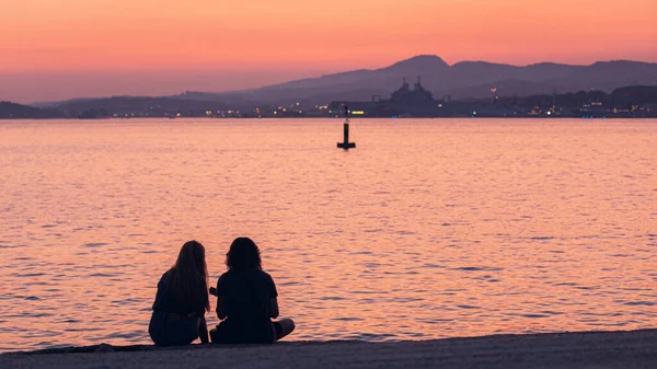 Gün batımında denize bakan arkadaşlar.