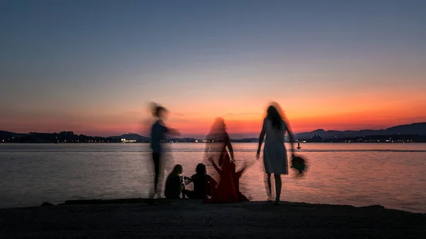 Gün batımında insan gölgeleri