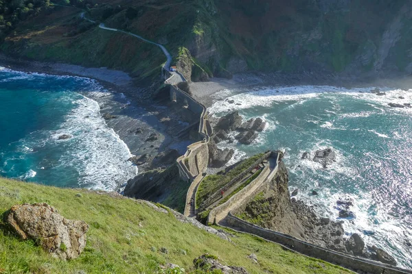Denizin ortasındaki köprü, gaztelugatxe peyredragon, Bask 'a ödeme yapıyor.