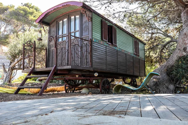 Arka bahçede eski bir karavan var.