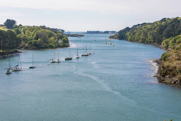 Tekne limana doğru gidiyor.