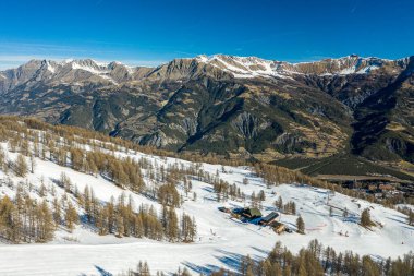 Ağaçlarda güneş ışığı olan bir dağ.