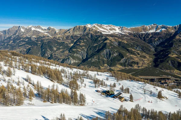 Ağaçlarda güneş ışığı olan bir dağ.