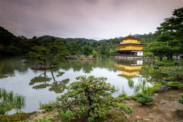 Japonya 'da bir gölde sarı tapınak
