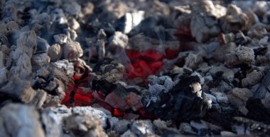 Barbeküde kömür yakmak