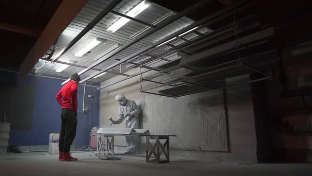 Powder coating. Man with spray gun applies powder to metal object. — Stock Video