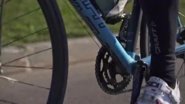 Bisikletçiler bisiklet ayaklarıyla dolaşır pedalları, vitesi ve tekerlekleri çevirir.