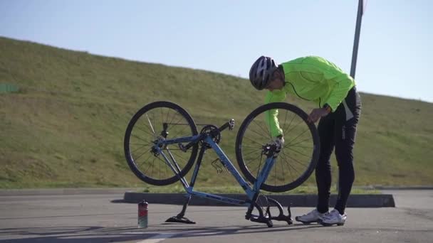Ποδηλάτης διαγνώσεις ποδήλατο στο δρόμο. επισκευές αθλητή στο δρόμο, εξαλείφει το σπάσιμο — Αρχείο Βίντεο