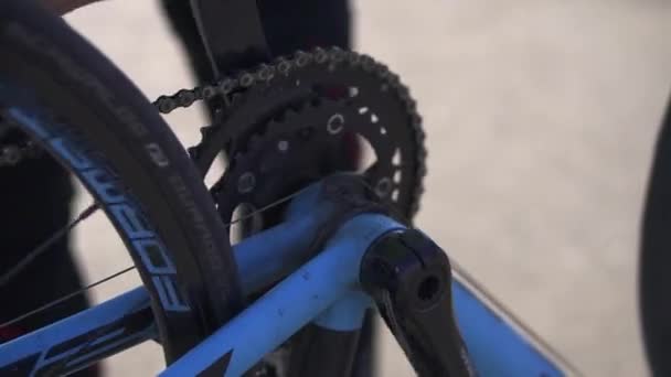 Fietser pedalen versnelling met zijn hand. atleet controleren en reparaties fiets op straat — Stockvideo