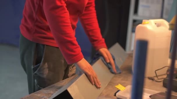 工人们用一块用脱脂布擦拭金属制品 — 图库视频影像