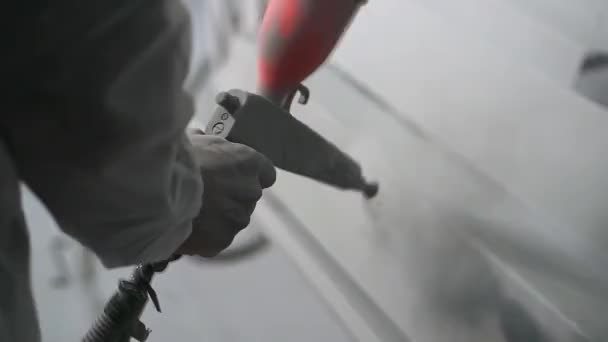 Poedercoating. Mans hand met spuitpistool brengt poeder aan op metalen voorwerp. — Stockvideo