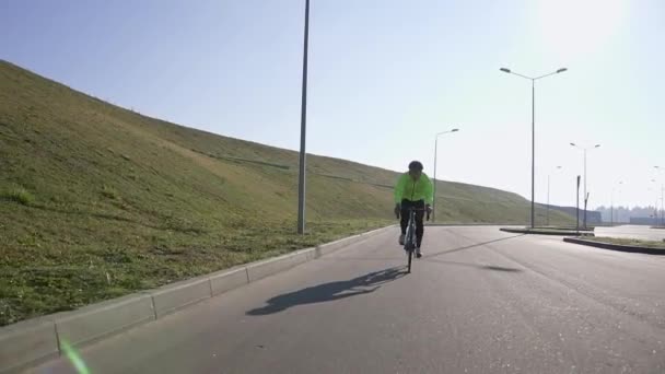 Fietser rijdt op de racefiets bij dageraad. training voor de triatlonwedstrijd — Stockvideo