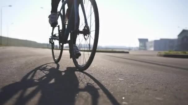 Fietsers rijden op racefiets voeten draaien de pedalen, versnelling en roteren wielen — Stockvideo