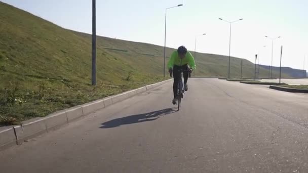 Radfahrer fährt im Morgengrauen auf Rennrad. Training vor Triathlonwettkampf — Stockvideo